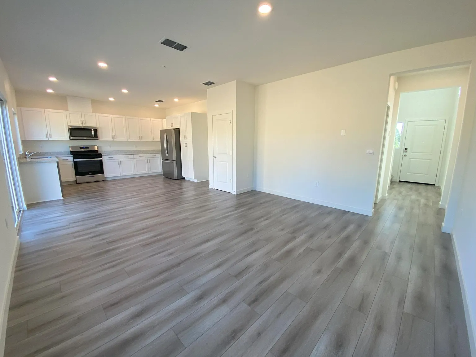 3 bed, 1547 sqft, $2,499 — Photo 4