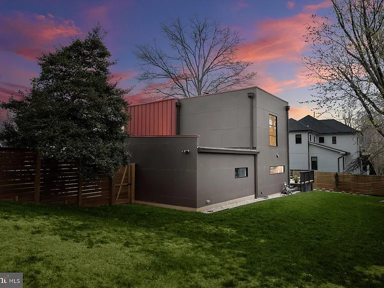 3004 N Underwood St — Photo 68