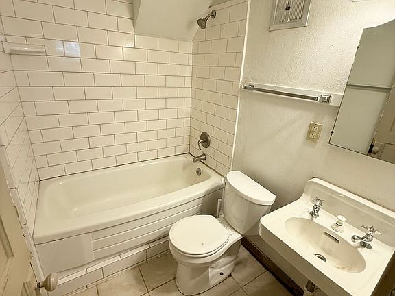 2nd image of 2103 Nebraska St #7