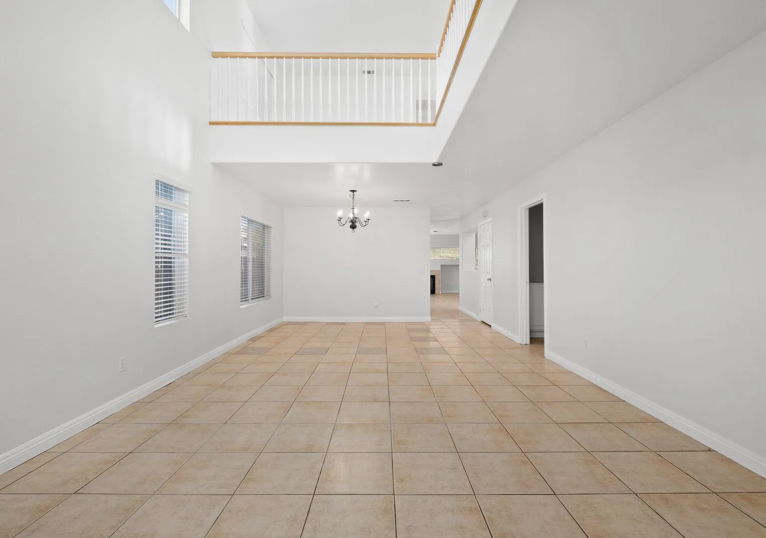 Charming 5 Bed |2.5 Bath — Photo 3