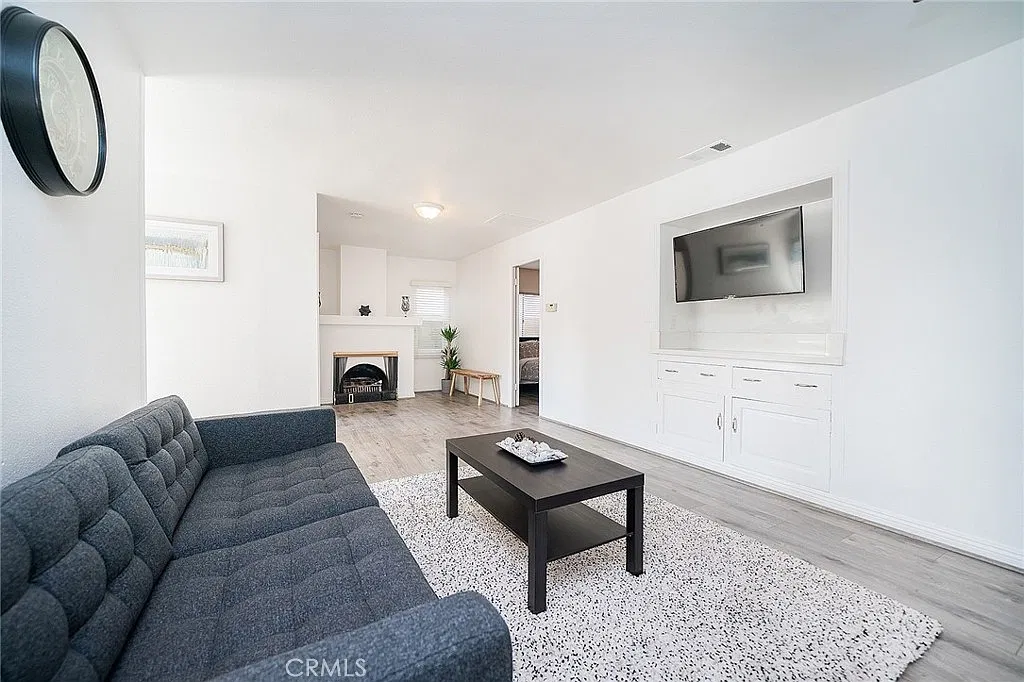 3 bed, 1276 sqft, $3,350 — Photo 4