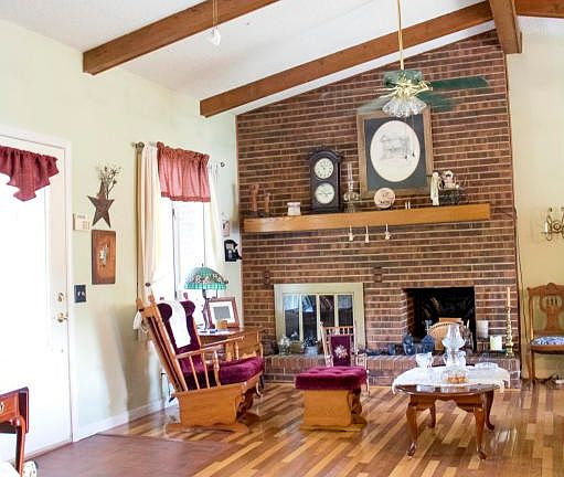 Vaulted Ceiling/Oak Floors