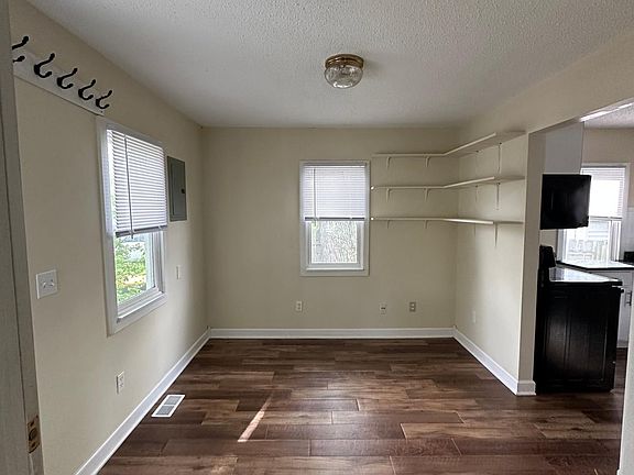 3rd image of 818 Young St