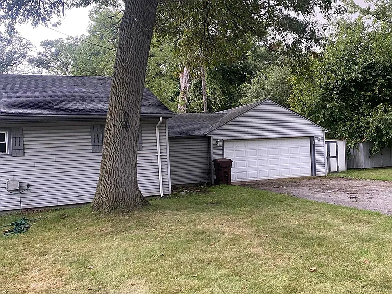 2200 Oak Ln — Photo 2
