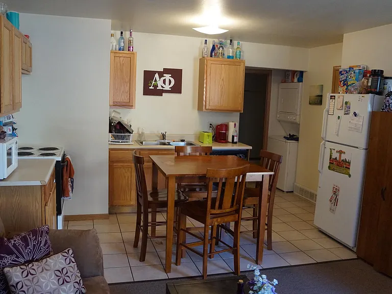 2211 Walnut St — Photo 2