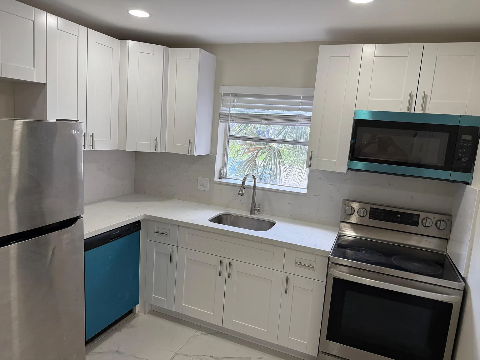 4 bed, 4.0 bath, 2344 sqft, $1,395 — Photo 4