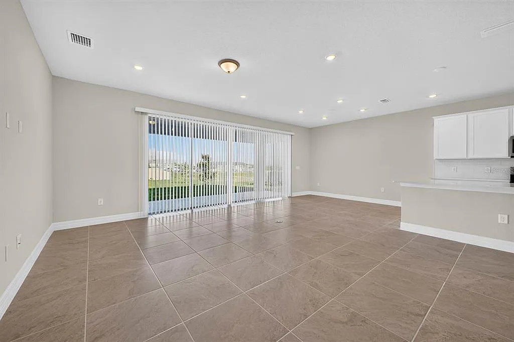 4 bed, 3.5 bath, 2894 sqft, $2,400 — Photo 4