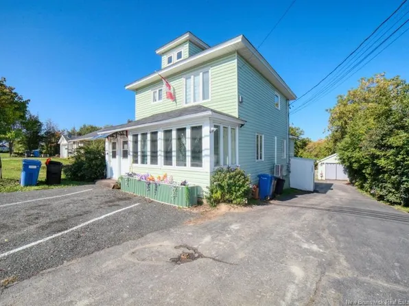 745 Bridge St, Bathurst, NB E2A 1W9