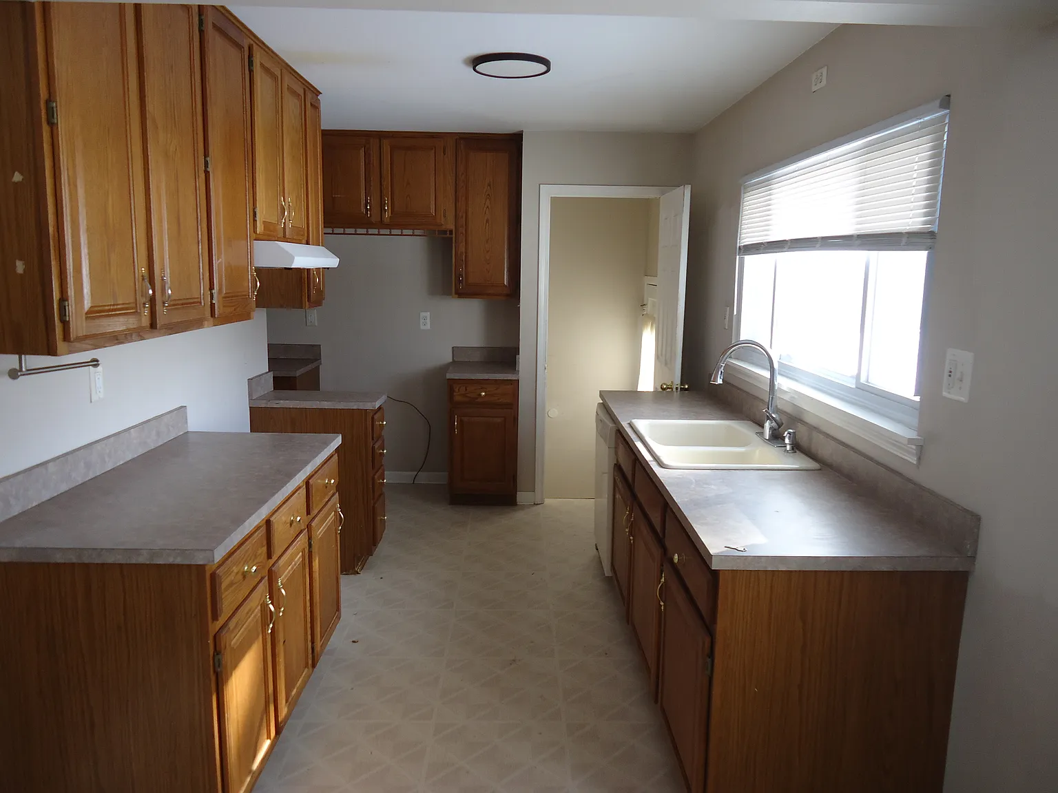 3 bed, 954 sqft, $1,825 — Photo 3