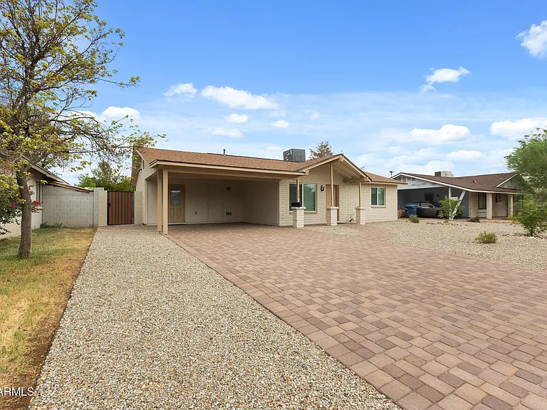 224 E Oxford Dr — Photo 3