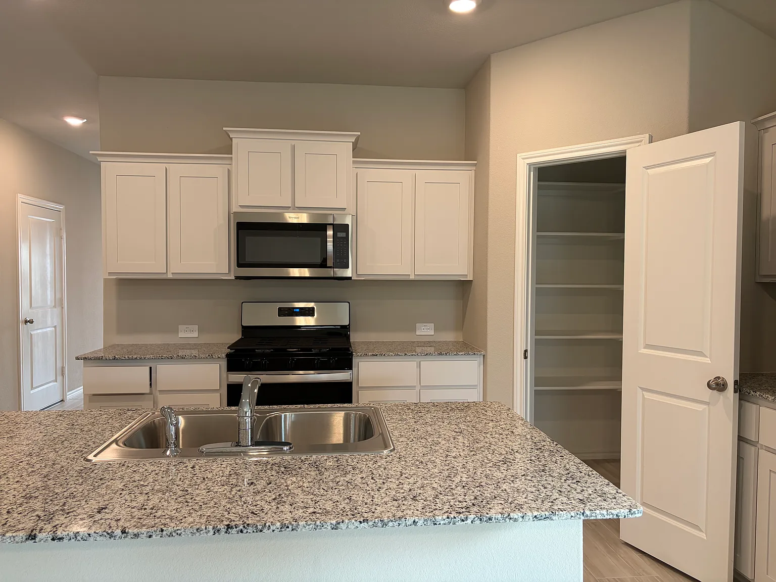 5 bed, 2091 sqft, $2,699 — Photo 4