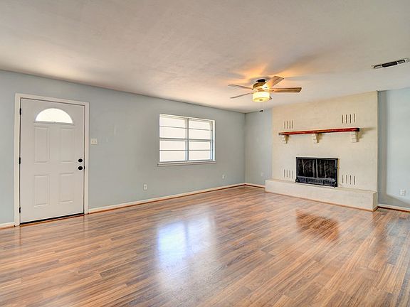 3rd image of 912 Bulwer Ave
