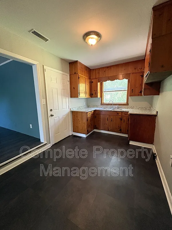 3 bed, 1.0 bath, $1,250 — Photo 3