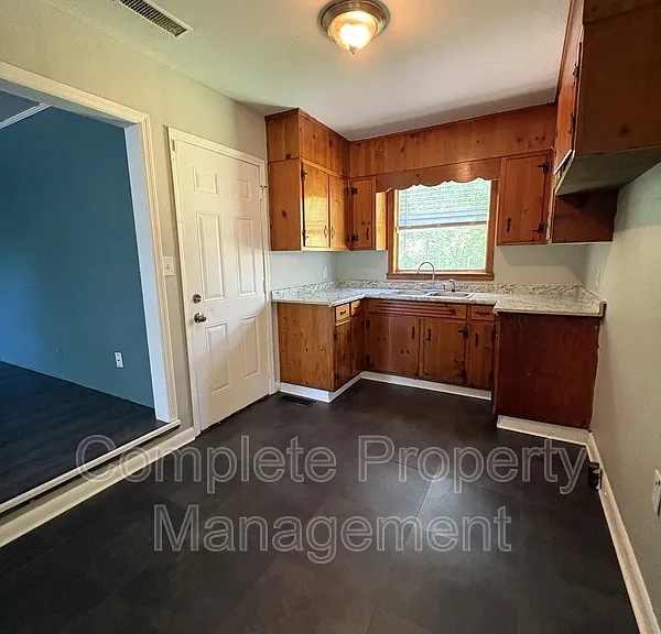 1221 Carol Cir — Photo 3