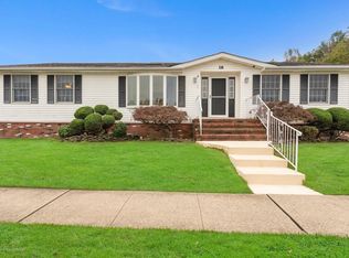16 Parkview Way, Manalapan, NJ 07726