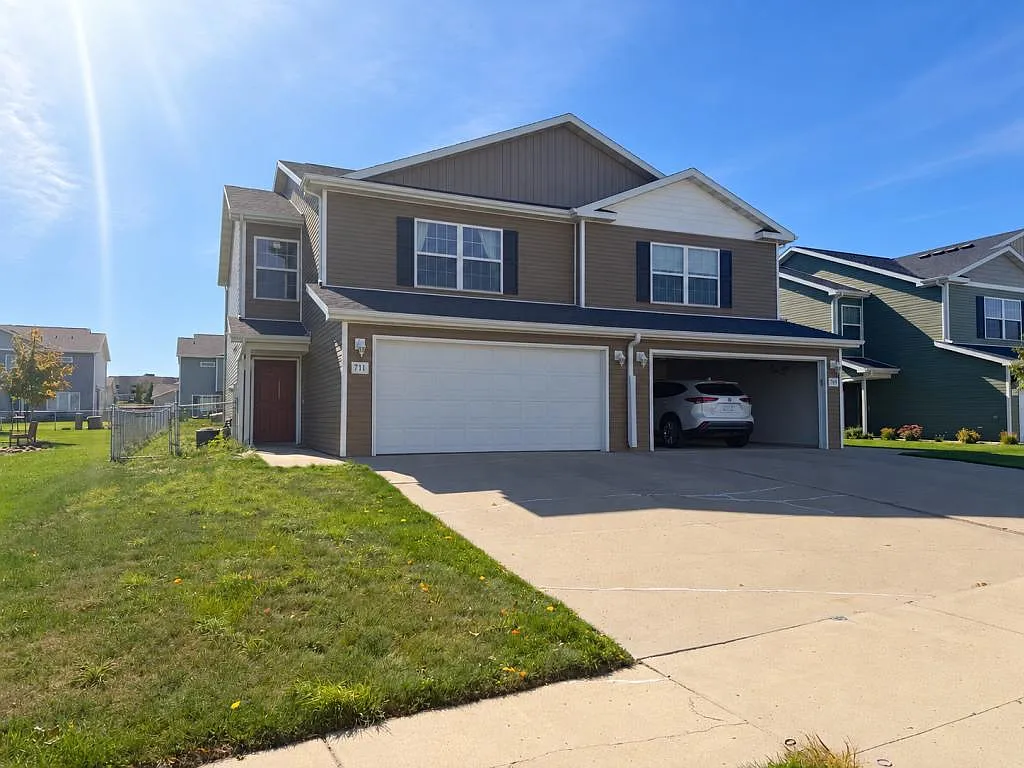 711 Weyburn Dr — Photo 1