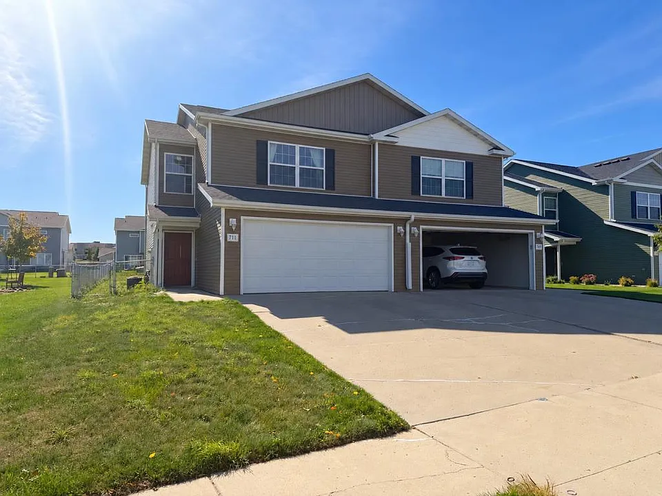 711 Weyburn Dr