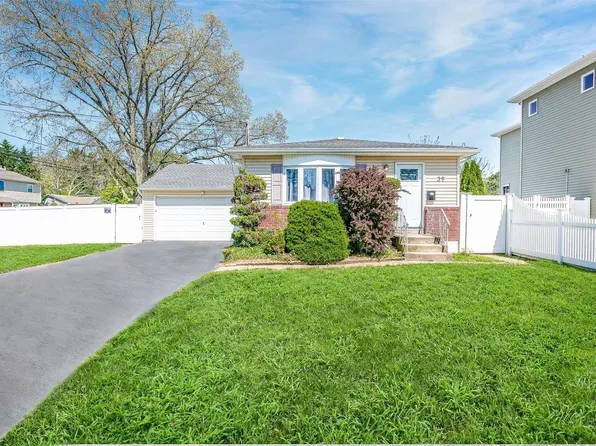 39 Colonial Road, West Babylon, NY 11704