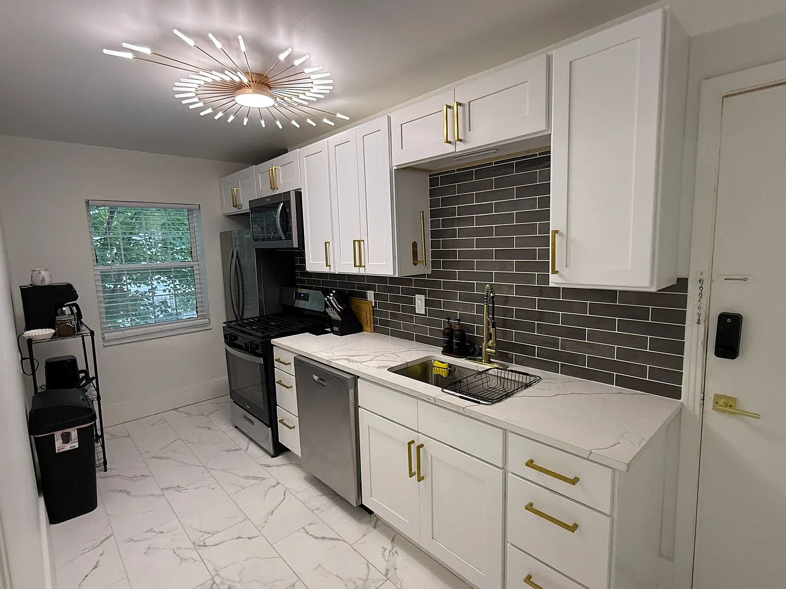 1 bed, 610 sqft, $2,400 — Photo 3