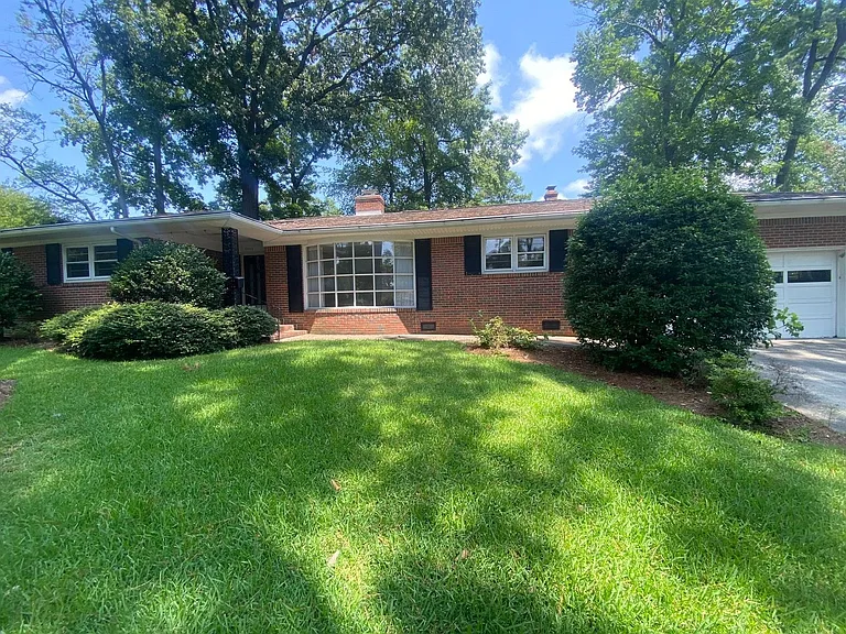 2648 S Kings Rd — Photo 2