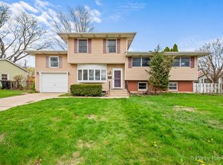 10 W James Way, Cary, IL 60013