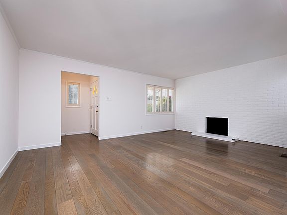 5th image of 15 Christine Ln