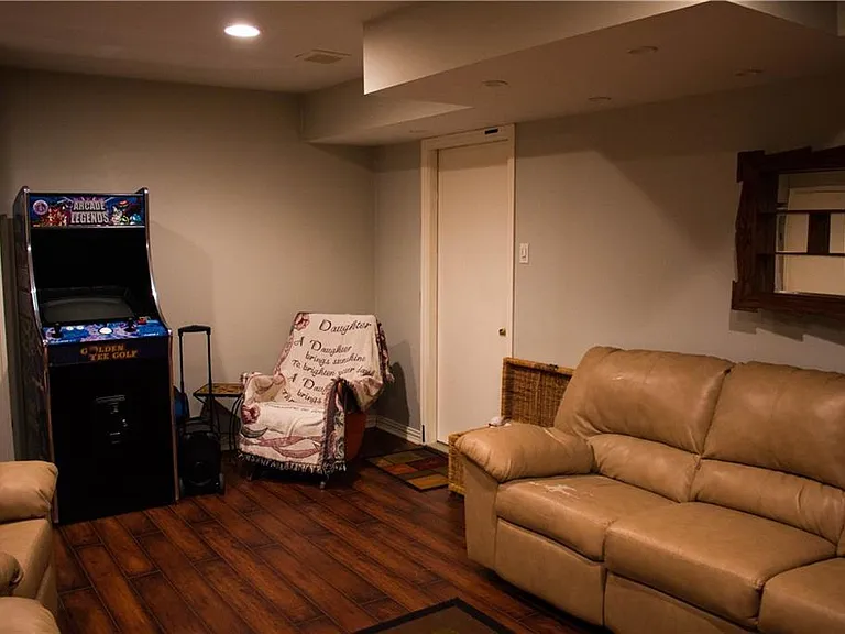 2202 Brookview Dr — Photo 8