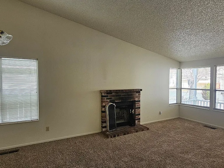 2376 Fieldcrest Dr — Photo 2
