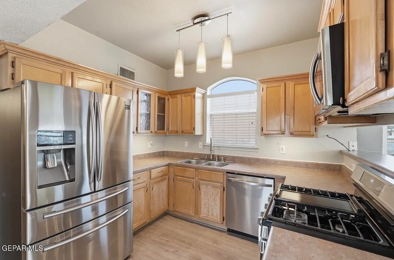 3 bed, 2.5 bath, 1694 sqft, $1,900 — Photo 4