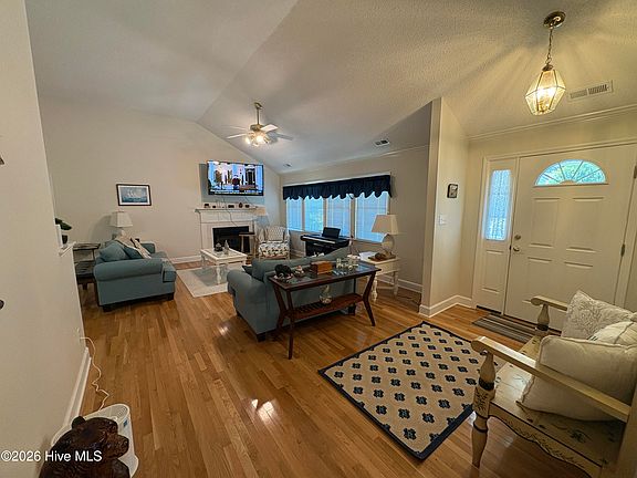 5th image of 901 Firefly Ct