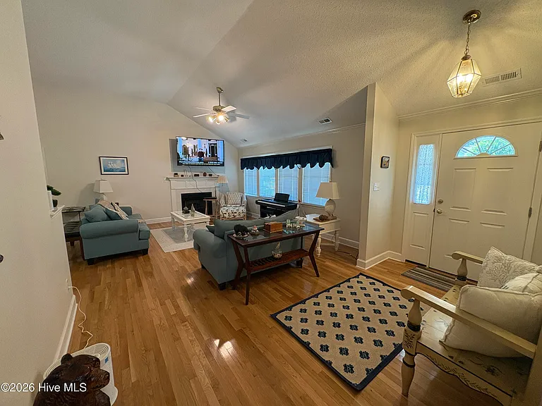 901 Firefly Ct — Photo 5