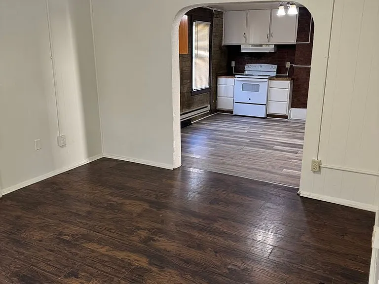 327 N Centre St — Photo 5