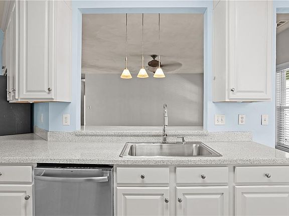5th image of 1128 Sheppard Ave
