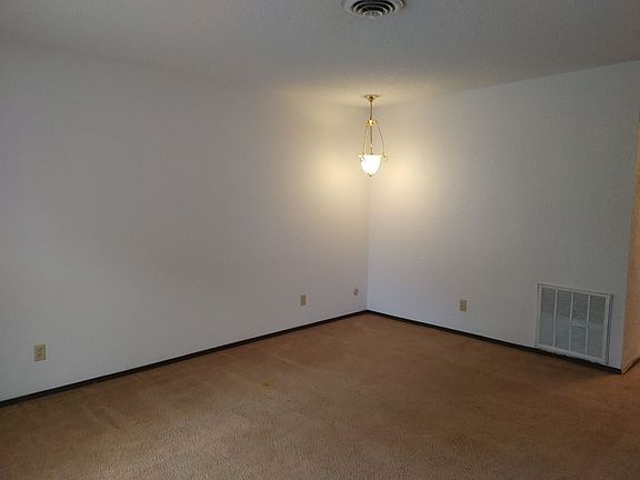 2nd image of 618 Boxwood Dr APT 3