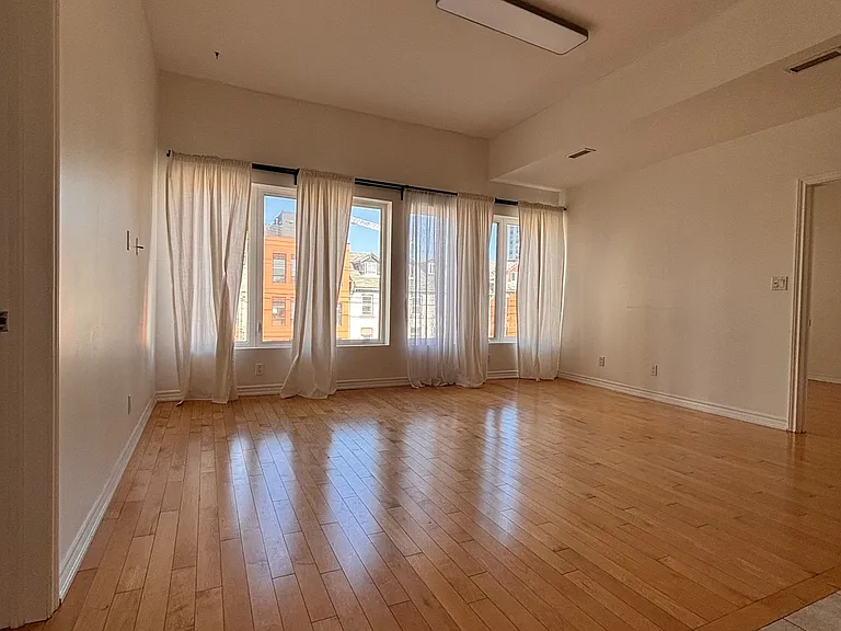 130 Wellington St N #201 — Photo 11