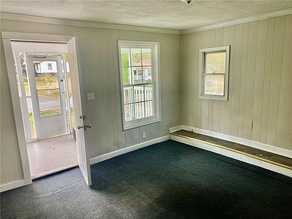 3rd image of 2201 Southern St NE