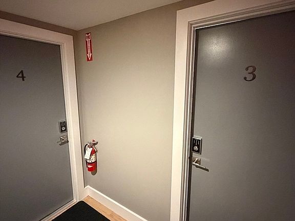 4th image of 944 East St #3
