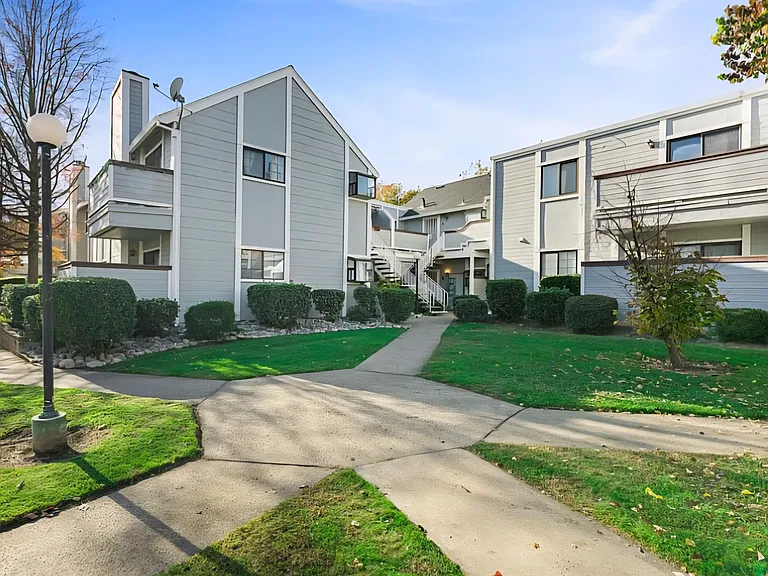 7401 Auburn Oaks Ct #L — Photo 2