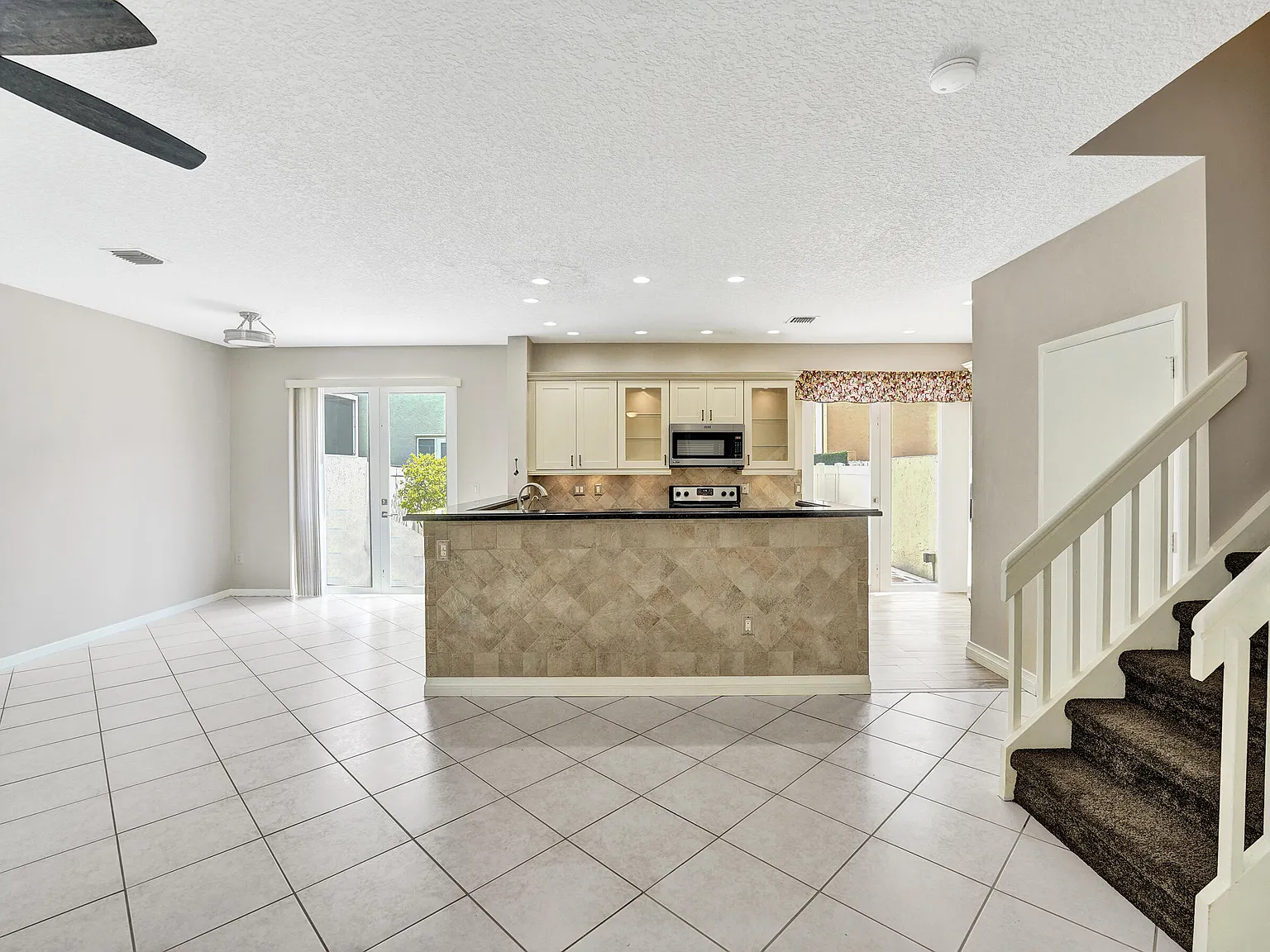 3 bed, 2.5 bath, 1515 sqft, $3,600 — Photo 4