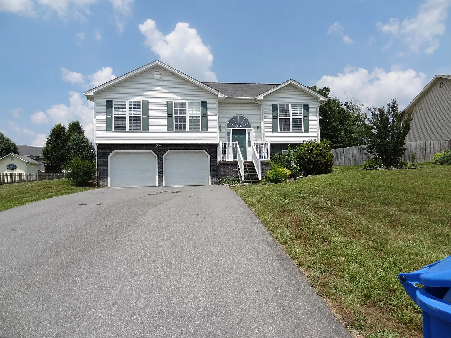 4 bed, 2300 sqft, $2,500 — Photo 2