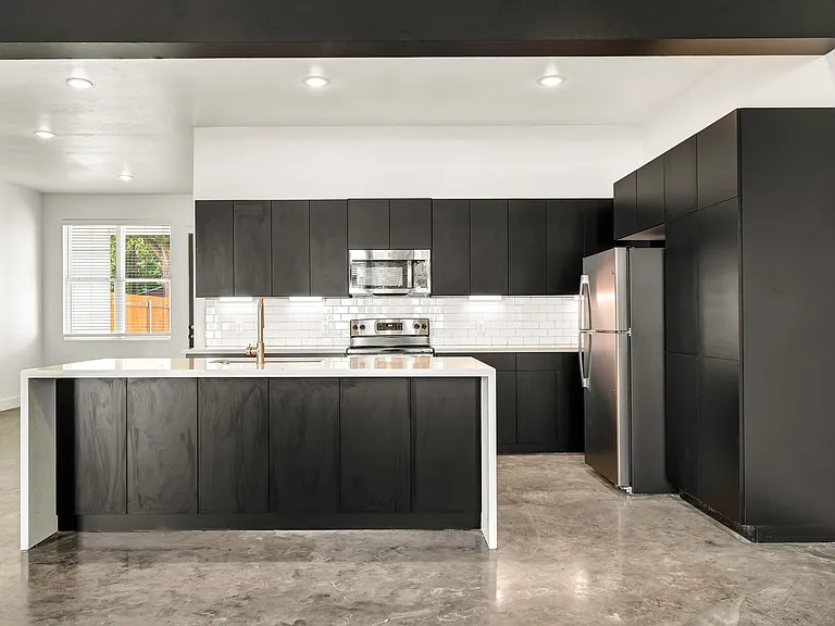 211 Lynn Dr — Photo 3