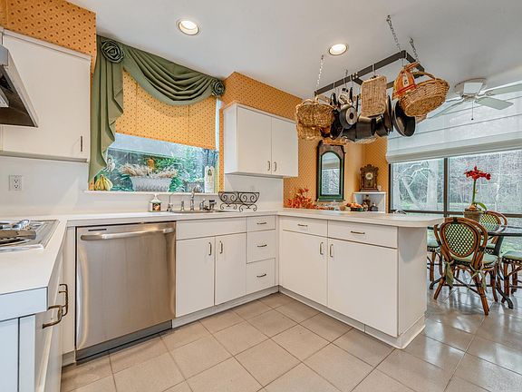 3rd image of 21 Woodcrest Dr #7