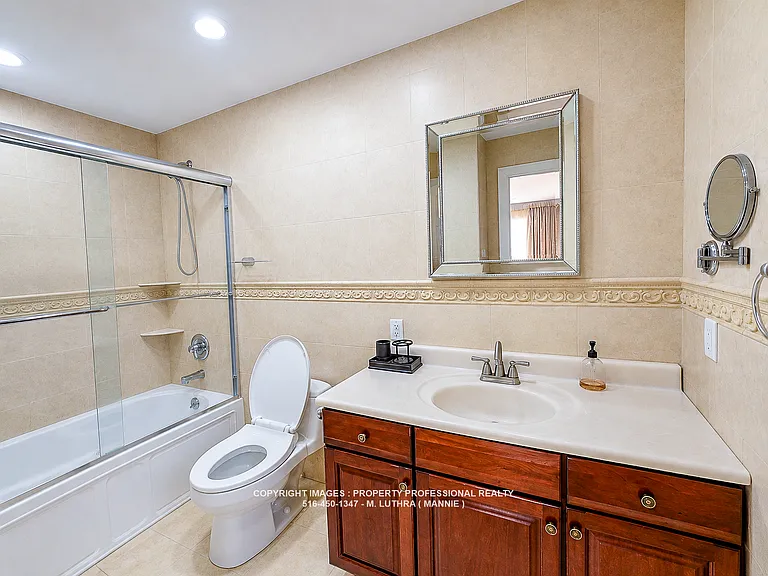 2ND FL - MASTER BEDROOM'S PRIVATE FULL BATHROOM