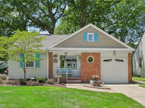 552 Lake Forest Dr, Bay Village, OH 44140