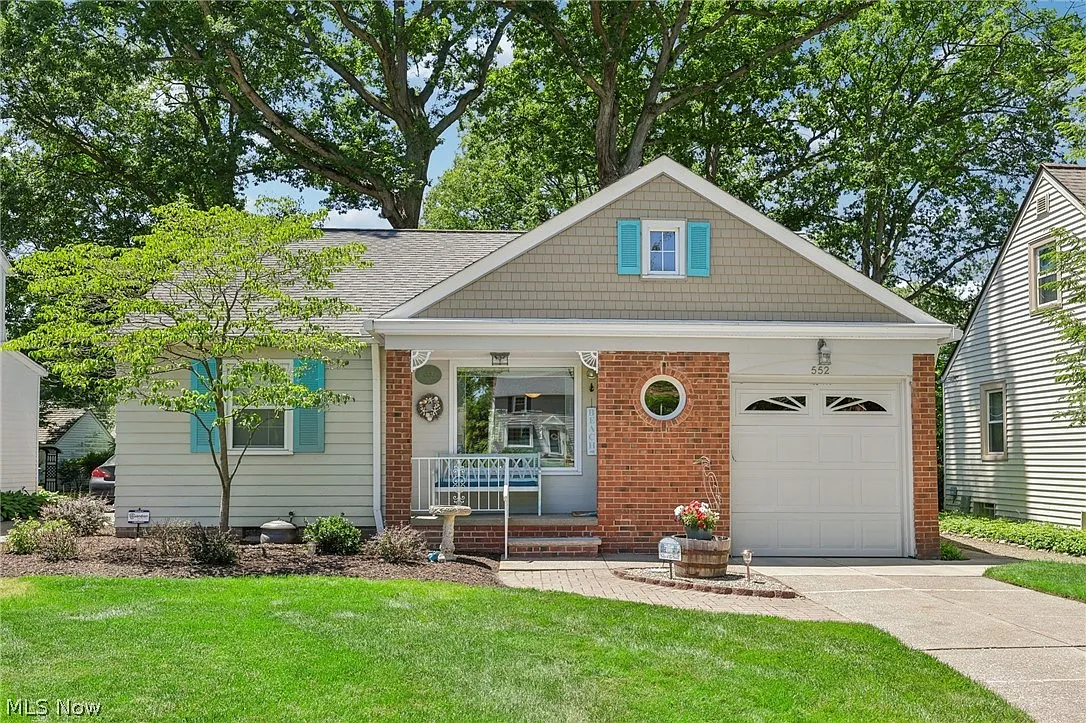 552 Lake Forest Dr photo 1