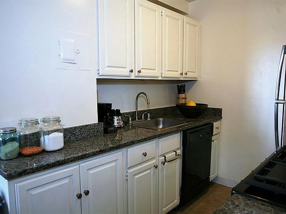 Chef's kitchen: granite counters, extra cabinets