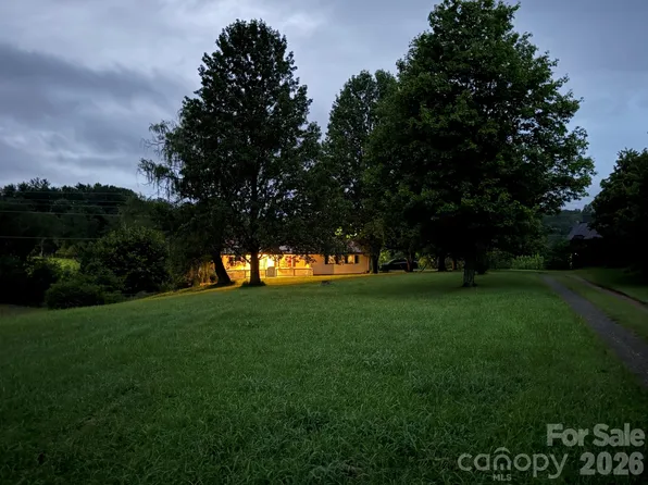16 Rocking Chair Ln, Leicester, NC 28748