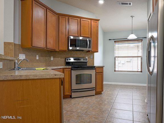 3rd image of 241 N ABERDEENSHIRE Drive