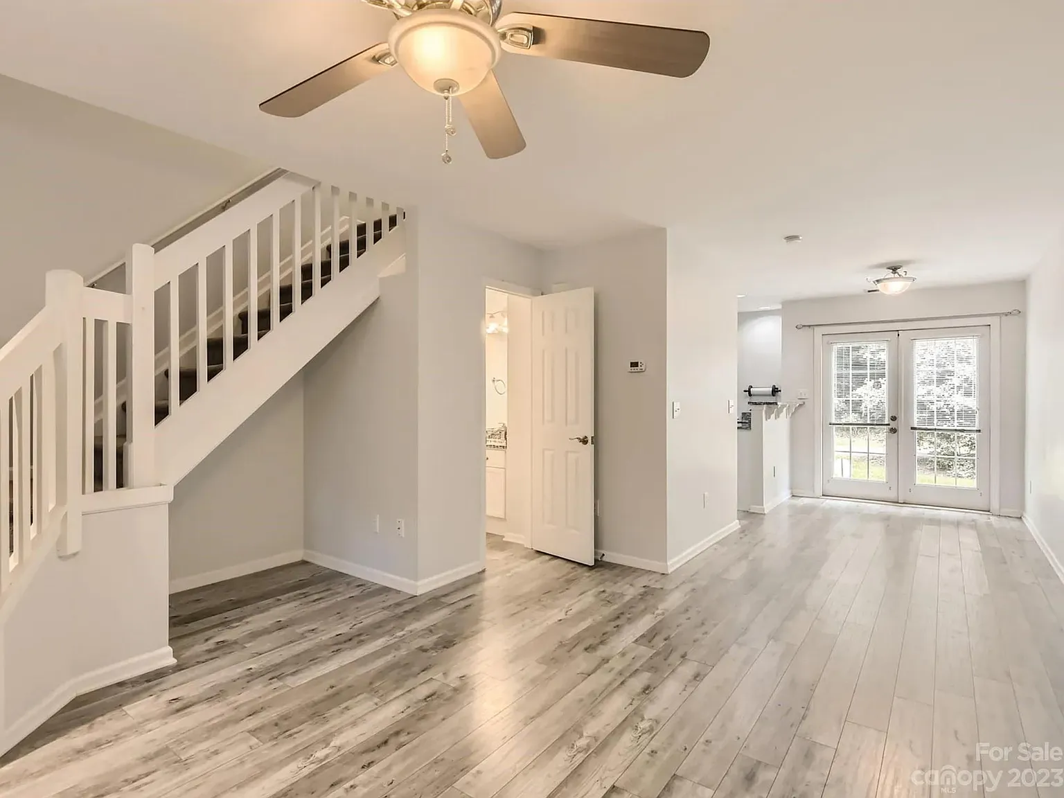 672 Emerald Cove Dr — Photo 3