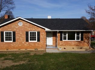 5701 Castle Rock Rd, Roanoke, VA 24018